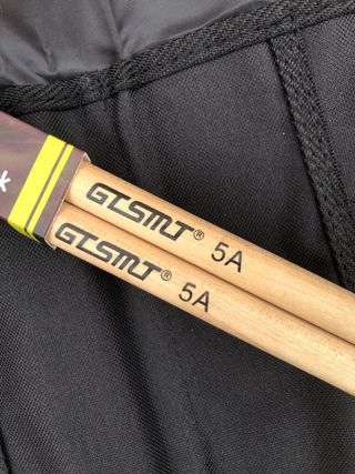 Bolsa baquetas acolchada y baquetas 5A nuevas.