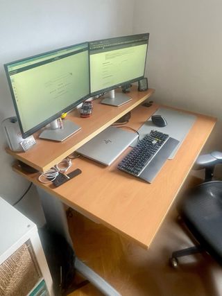 Escritorio con altillo de madera