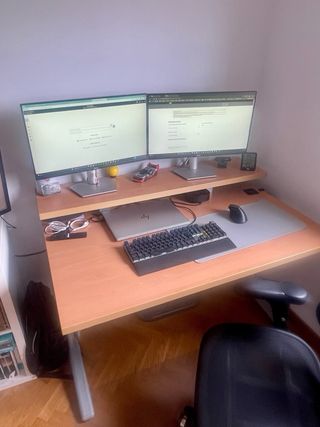 Escritorio con altillo de madera