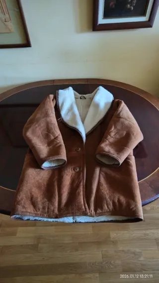 Fino/exclusivo abrigo de cuero de oveja.