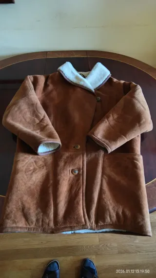 Fino/exclusivo abrigo de cuero de oveja.