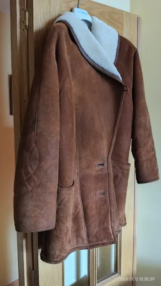 Fino/exclusivo abrigo de cuero de oveja.