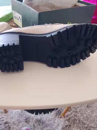 Mocasines Amarpies Beige Tacón. De piel