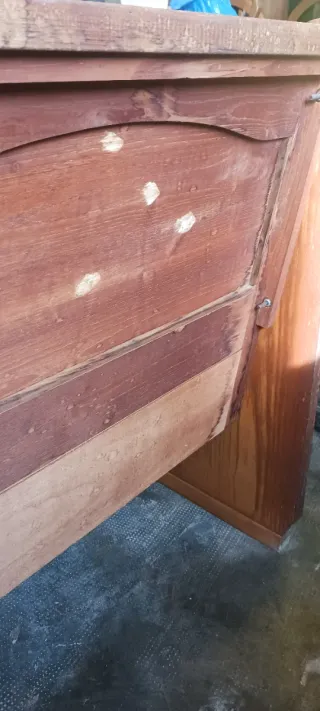 Banco de madera antiguo para restaurar