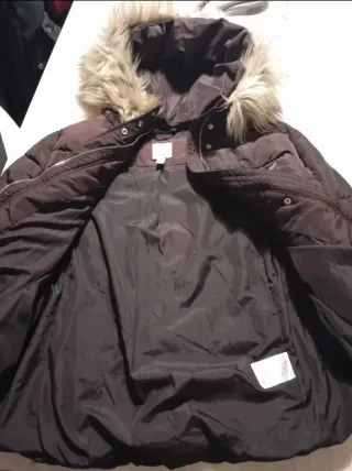 Abrigo marrón burdeos con capucha y pelo