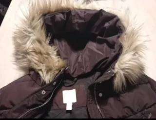 Abrigo marrón burdeos con capucha y pelo