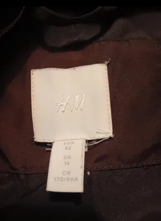 Abrigo marrón burdeos con capucha y pelo