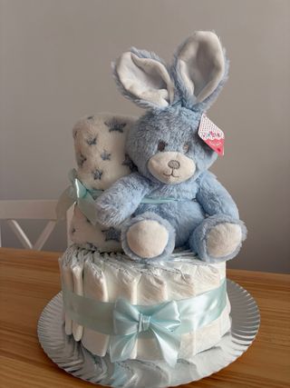 Tarta de pañales con peluche y manta.