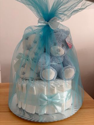 Tarta de pañales con peluche y manta.