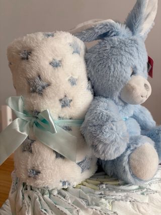 Tarta de pañales con peluche y manta.