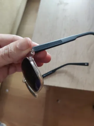 Gafas de sol armazón transparente y patillas negra