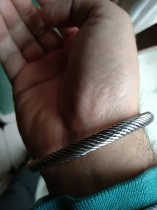 Pulsera de acero con calaveras