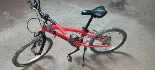 Bicicleta infantil roja
