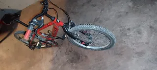 Bicicleta infantil roja
