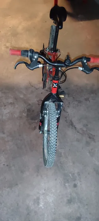 Bicicleta infantil roja