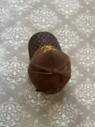 Gorra Louis Vuitton Marrón y Doradae costo900