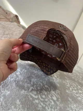 Gorra Louis Vuitton Marrón y Doradae costo900