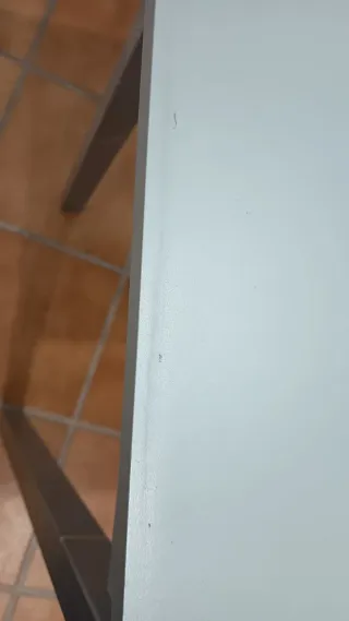 Mesa plegable en cristal y metal.