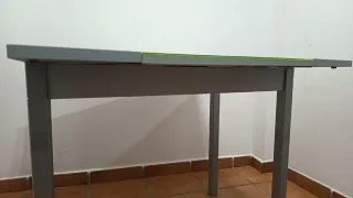 Mesa plegable en cristal y metal.