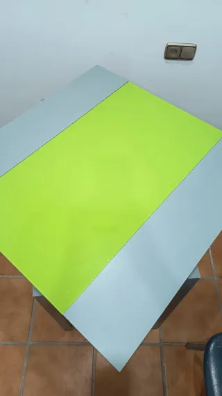 Mesa plegable en cristal y metal.