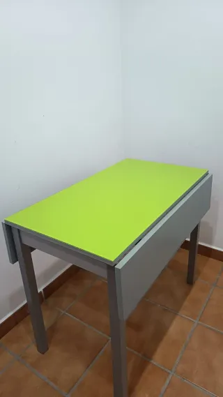 Mesa plegable en cristal y metal.