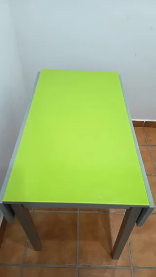Mesa plegable en cristal y metal.