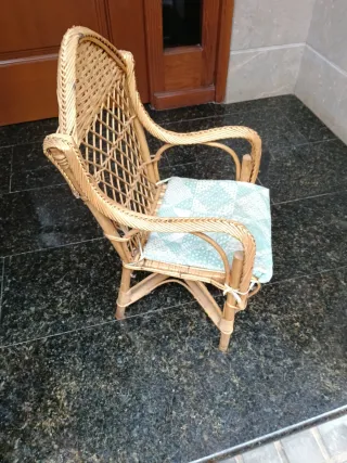 Silla de mimbre con cojín Pequeña es para nińos