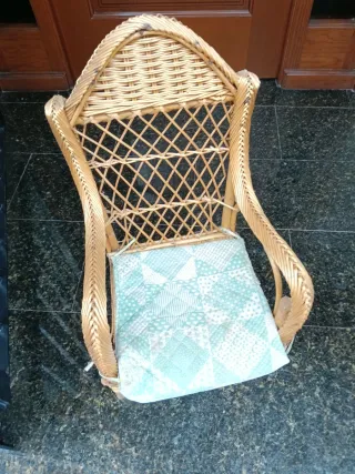 Silla de mimbre con cojín Pequeña es para nińos