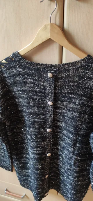 Jersey negro con brillos dorados