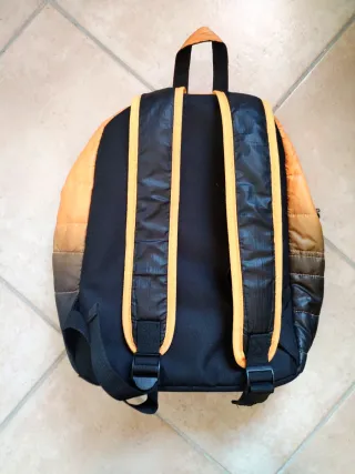 Zaino imbottito arancione e nero