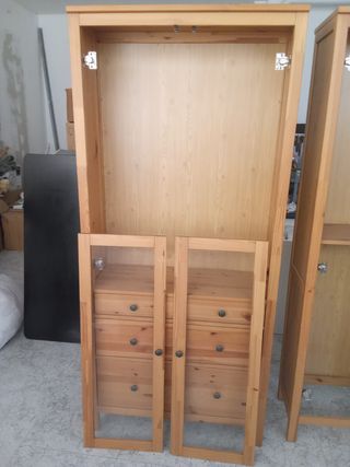 2 armarios de madera con puerta de cristal