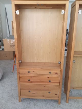 2 armarios de madera con puerta de cristal