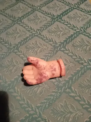 Mano de muñeca antigua