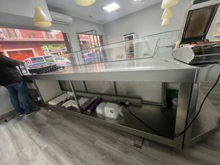 Mostrador completo con zona de frio