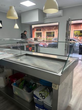 Mostrador completo con zona de frio