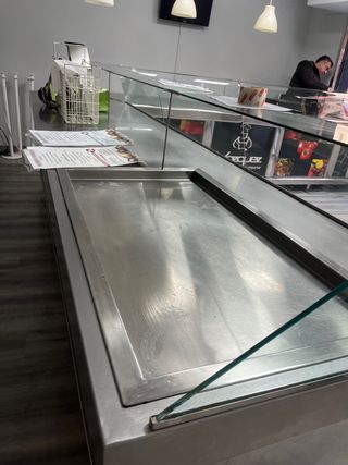 Mostrador completo con zona de frio