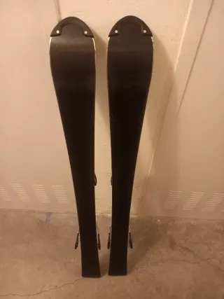 Esquis y botas de esquí Lange rojas