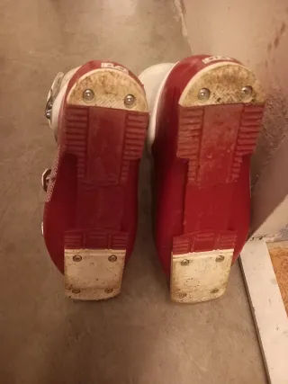 Esquis y botas de esquí Lange rojas