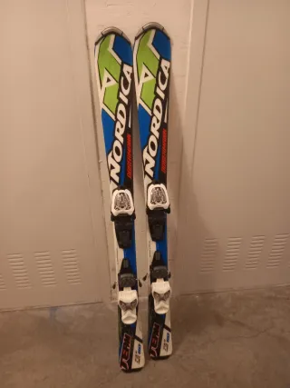 Esquis y botas de esquí Lange rojas