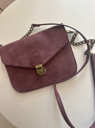 Bolso morado con cadena