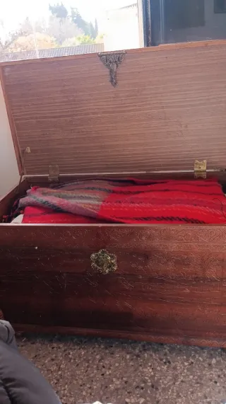 Baúl de madera tallado