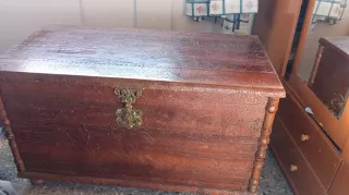 Baúl de madera tallado