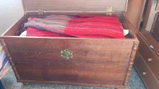 Baúl de madera tallado