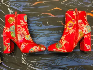 Botines rojos con bordado floral multicolor