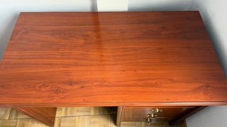 Escritorio de madera con cajones