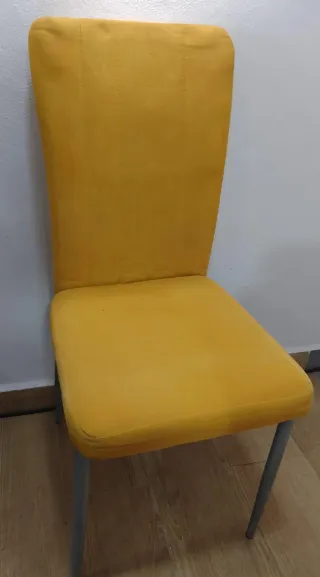Sillas amarillas de tela