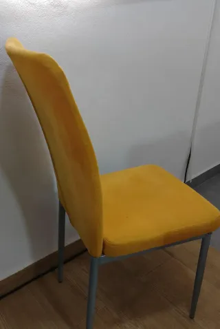 Sillas amarillas de tela