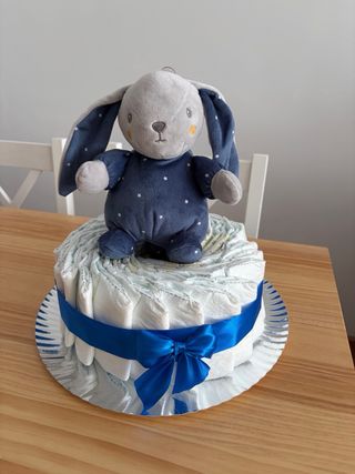 Tarta de pañales con peluche musical.
