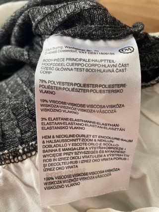 Jersey gris con volante blanco