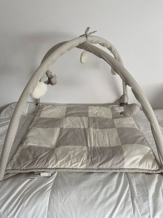 Gimnasio para bebés con arco y juguetes